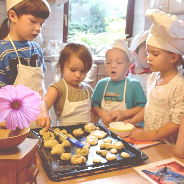Kinder backen Brötchen