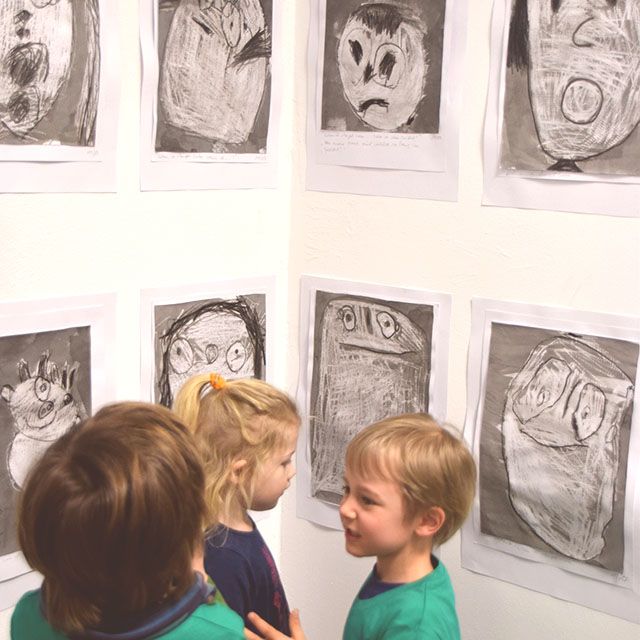 Kunstausstellung mit Kinderzeichnungen