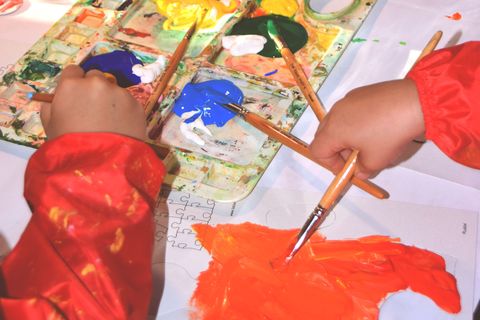 Künstler mit Pinsel und Farben