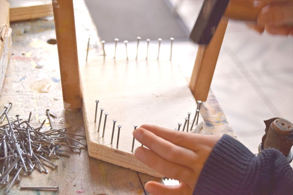 Kinder beim kreativen Gestalten und Experimentieren
